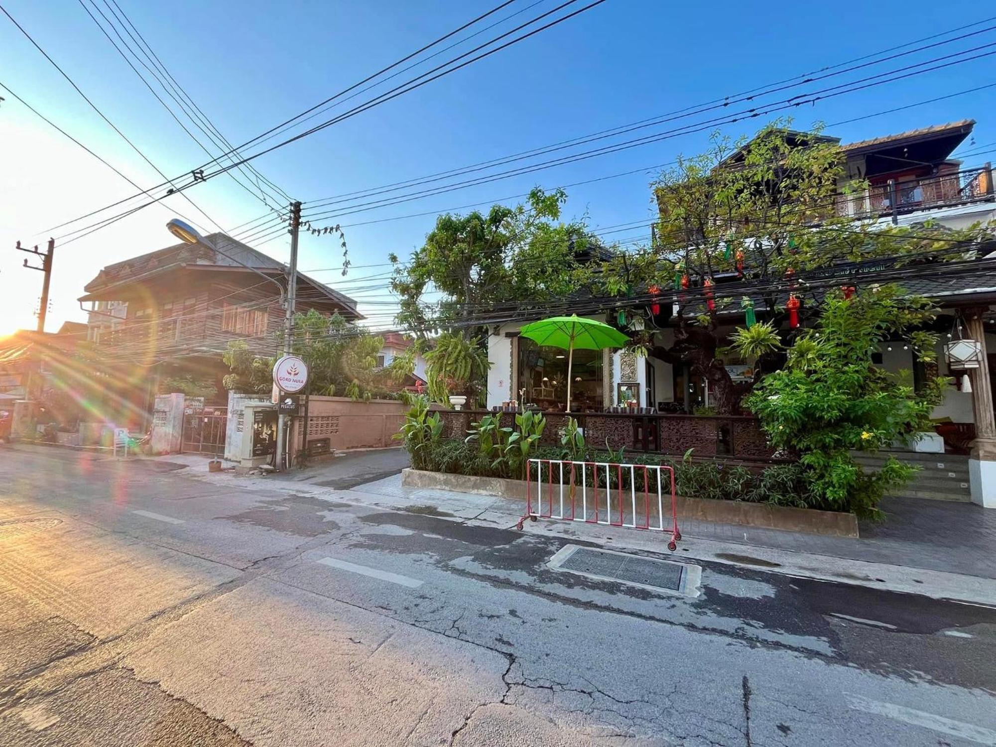 Baan Huenphen Hotel Chiang Mai Buitenkant foto