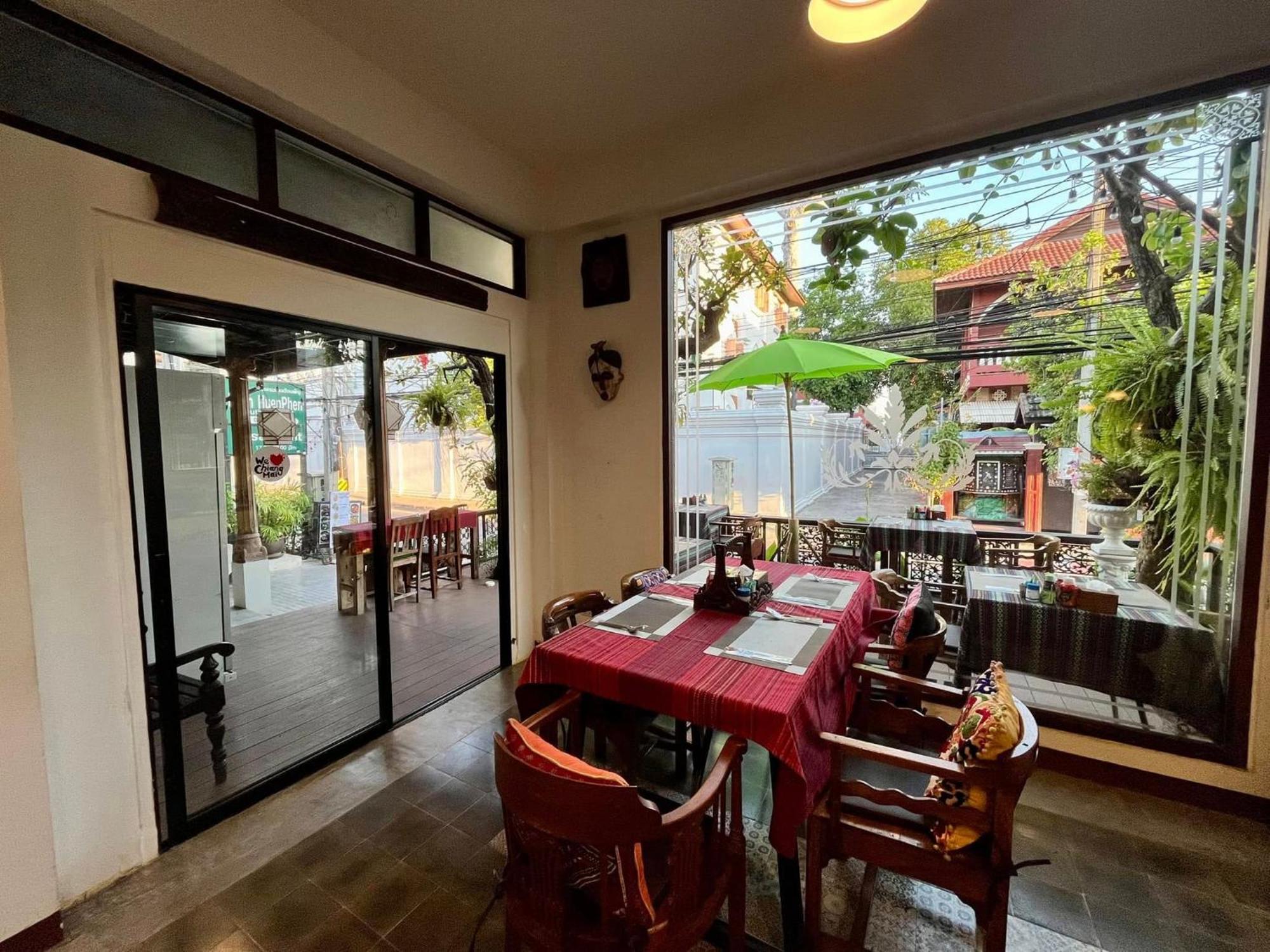 Baan Huenphen Hotel Chiang Mai Buitenkant foto