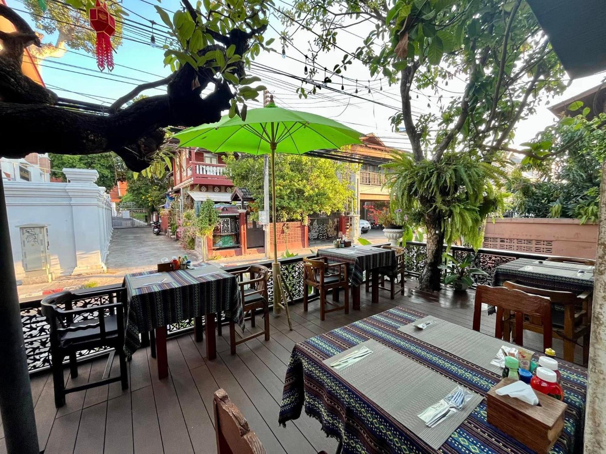 Baan Huenphen Hotel Chiang Mai Buitenkant foto